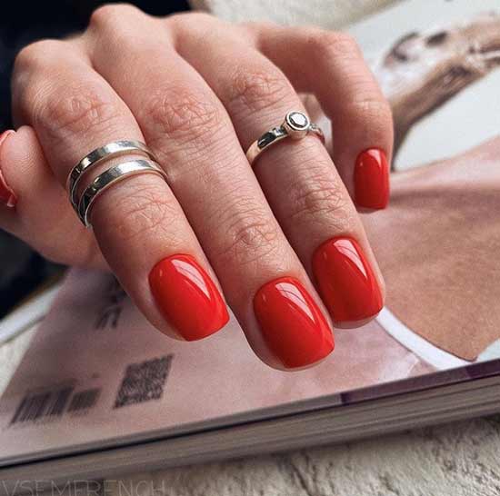 Photo de manucure rouge sur ongles courts