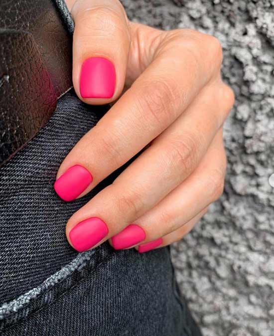 Photo de manucure rouge et cramoisie d'ongles courts