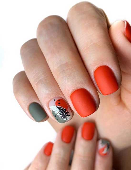 Rouge avec des ongles courts de manucure noirs