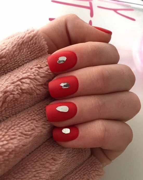 Manucure rouge pour ongles courts: nouveautés sur la photo, idées de mode