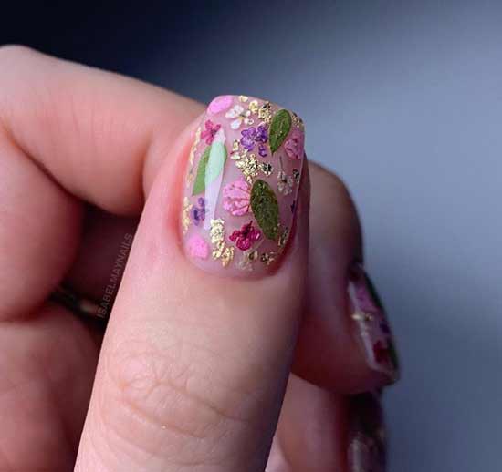 Transparent avec des ongles carrés à motif floral
