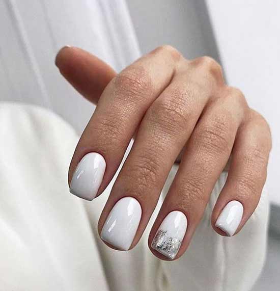 Manucure blanche avec des ongles carrés en aluminium