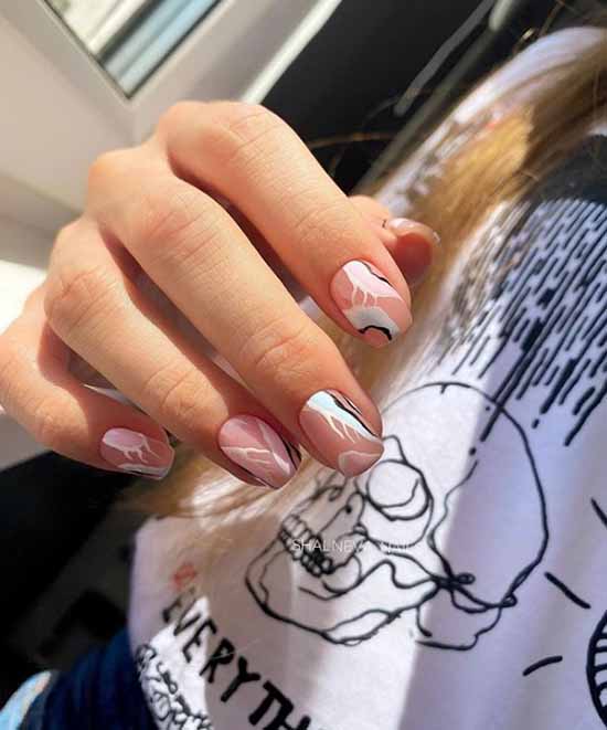 Manicure nude short nails