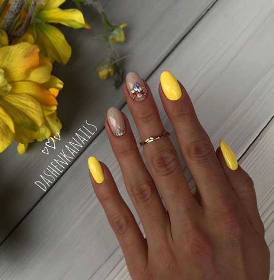 Manucure jaune jeunesse avec strass