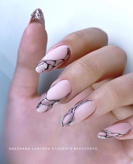 Marble delicate manicure with sparkles