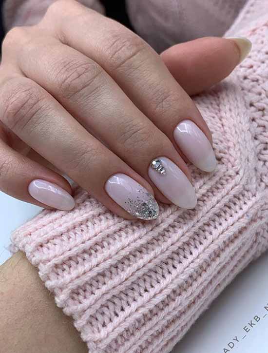 Delicate manicure with sparkles: photo novelties with a beautiful design