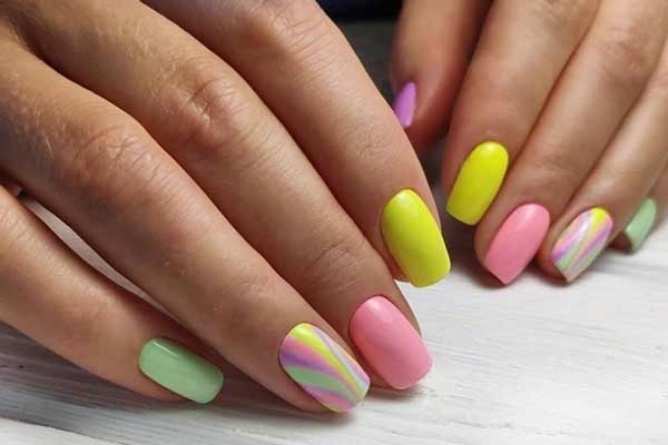 Nail art arc-en-ciel