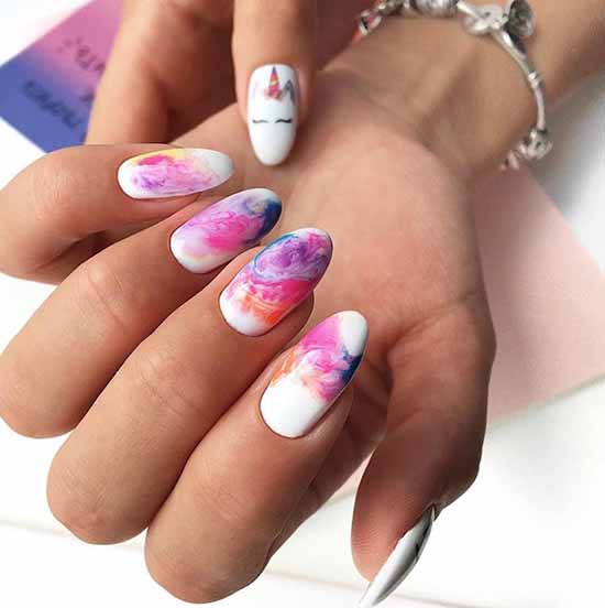 Manucure arc-en-ciel: nouveaux articles, beau nail art sur la photo