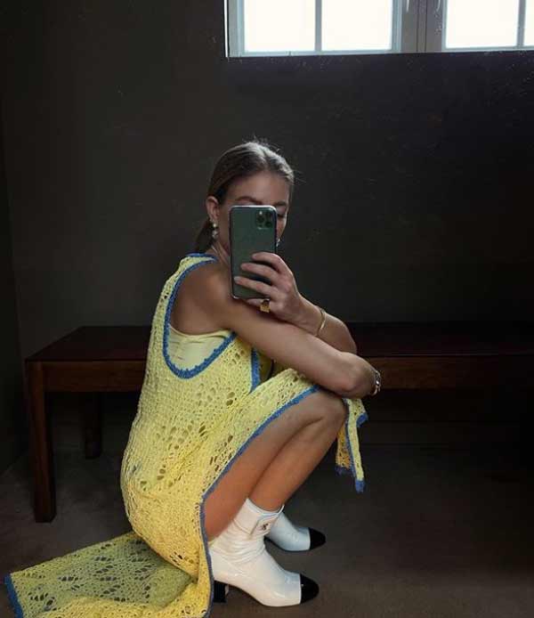 Robe en dentelle jaune à la mode