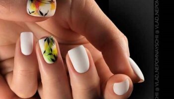 Beautiful design of short nails