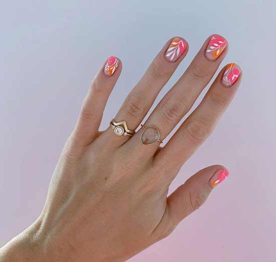 Beautiful design of short nails