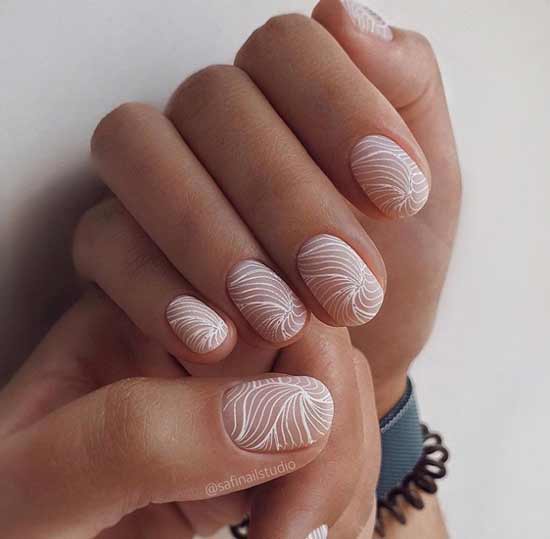 Delicate design of short nails