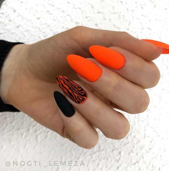 Ongles longs au design brillant