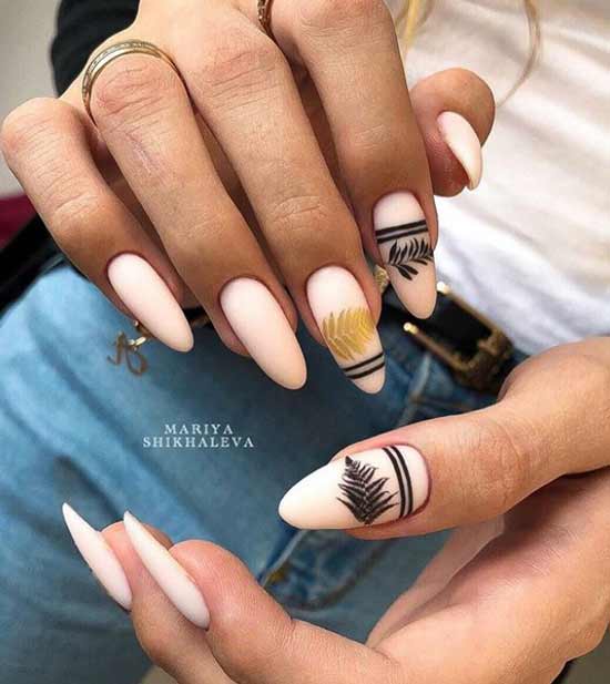 Manicure with golden twigs