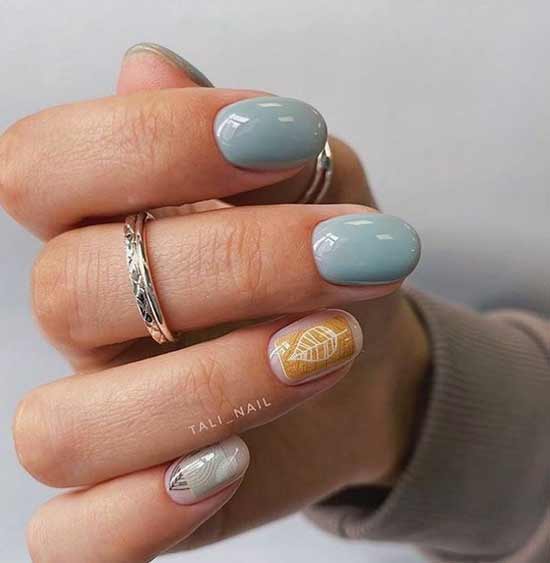 Autumn manicure with a leaf