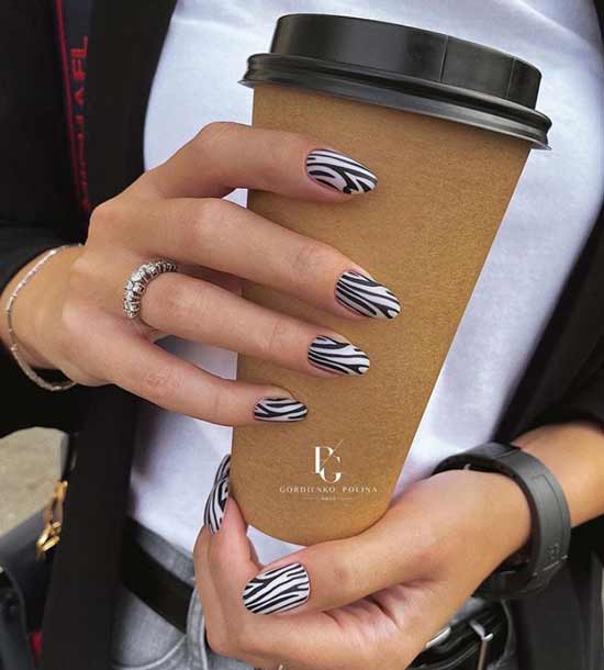 Autumn manicure with print