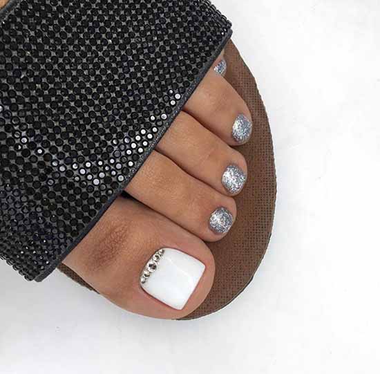 Brilliant pedicure: 100 new photo ideas, fashion design