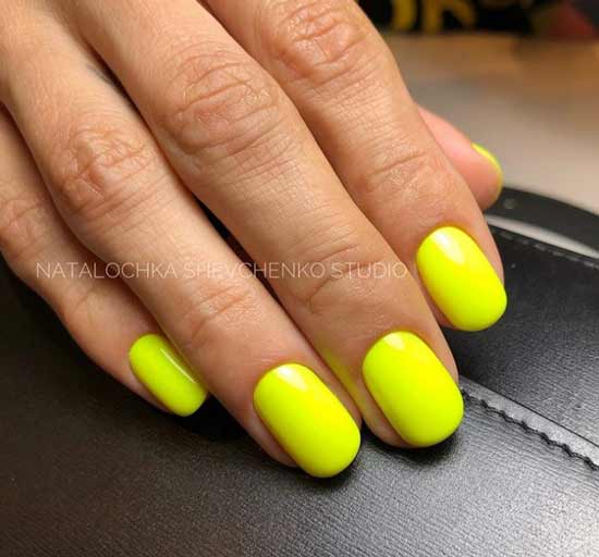 Manucure jaune fluo