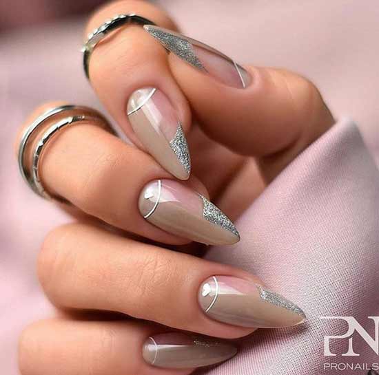 Paillettes d'argent sur les ongles