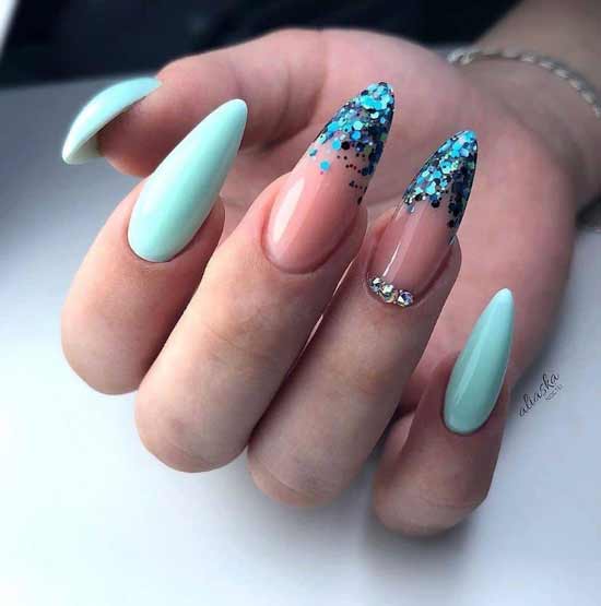 Paillettes vertes au bout des ongles