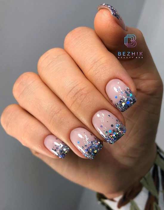 Manucure avec des paillettes sur le bout des ongles