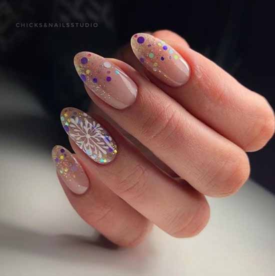 Nouvel An avec des paillettes sur le bord des ongles