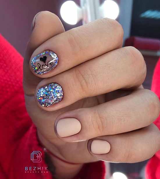 Manucure avec des paillettes sur le bout des ongles : photos, nouveautés