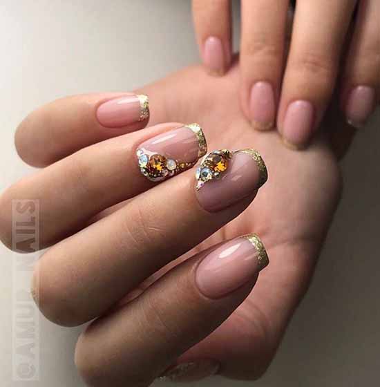 Manucure avec des paillettes sur le bout des ongles : photos, nouveautés