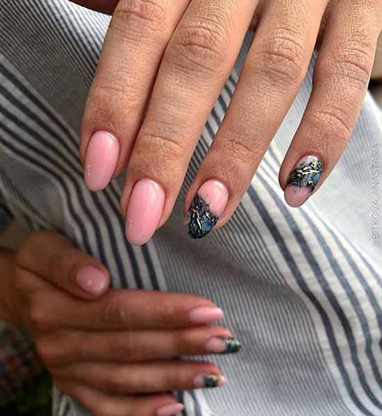 Manucure avec des paillettes sur le bout des ongles : photos, nouveautés