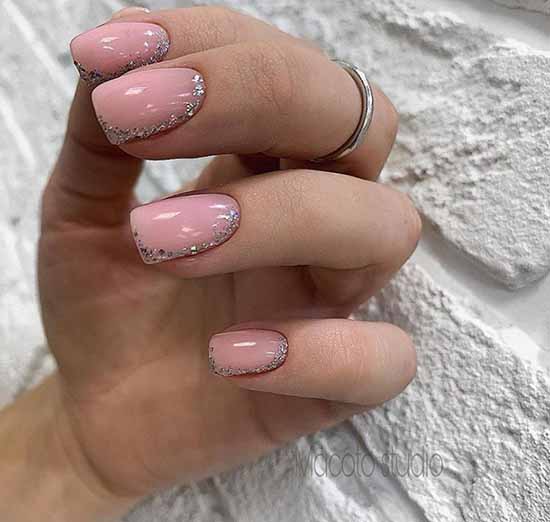 Manucure avec des paillettes sur le bout des ongles : photos, nouveautés