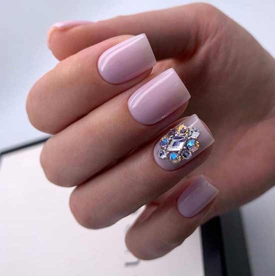 Conception d'ongles nude avec des strass