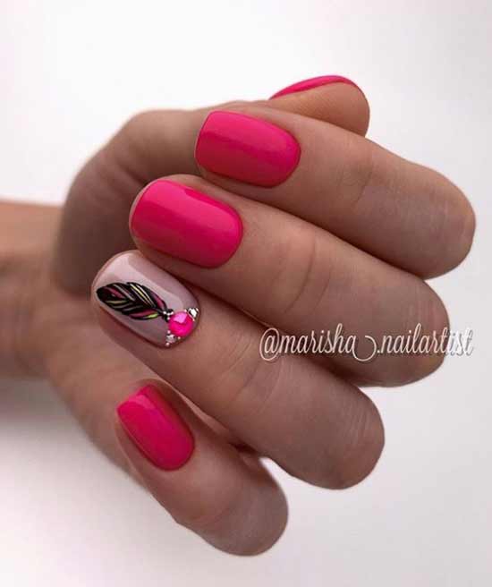 Design of short nails with rhinestones