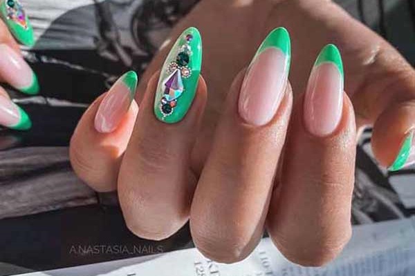 New ideas for manicure with rhinestones