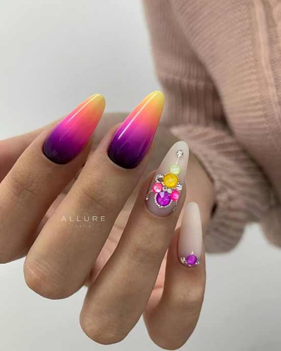 Bright manicure with rhinestones