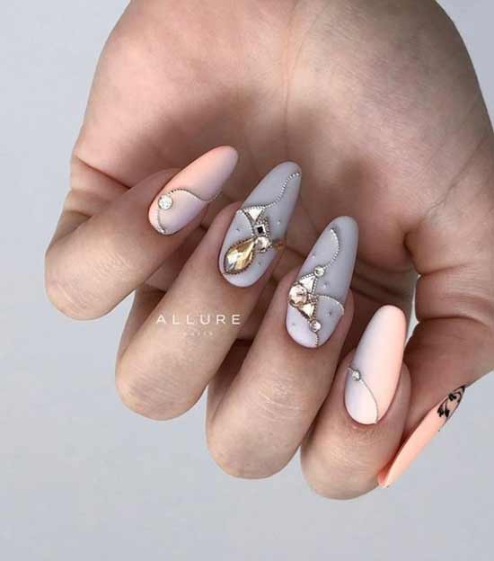 Drawings from rhinestones on nails