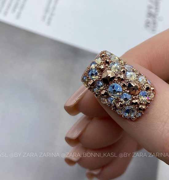 Conception d'ongles avec strass 2021: photos, nouveautés exquises