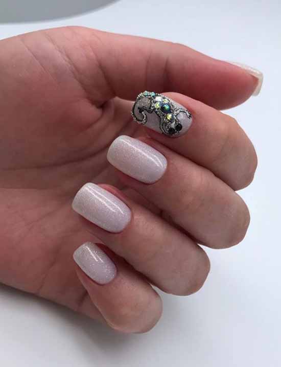 Conception d'ongles avec strass 2021: photos, nouveautés exquises