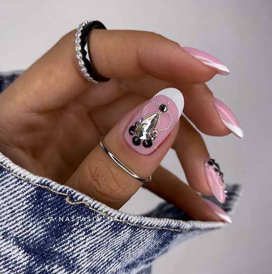 Conception d'ongles avec strass 2021: photos, nouveautés exquises