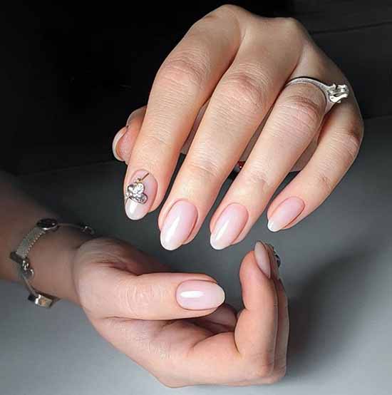 Conception d'ongles avec strass 2021: photos, nouveautés exquises