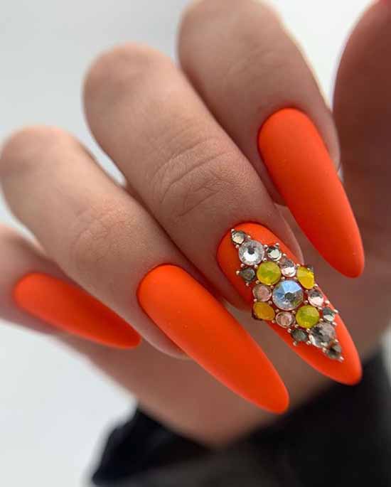 Conception d'ongles avec strass 2021: photos, nouveautés exquises