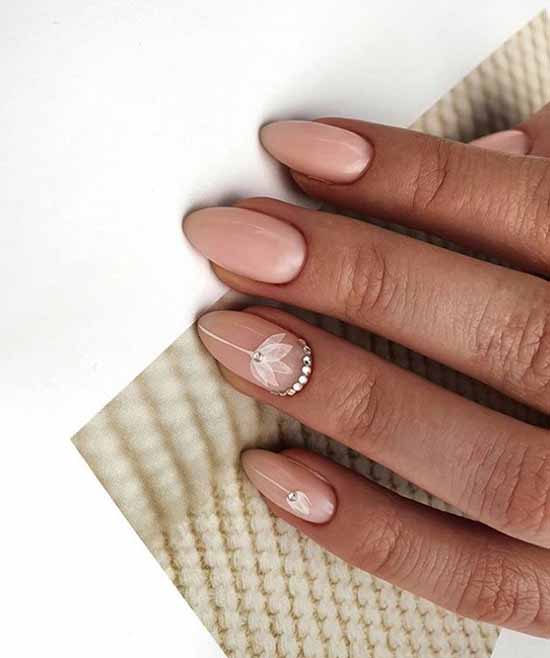 Delicate nail design with rhinestones