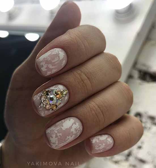 Conception d'ongles avec strass 2021: photos, nouveautés exquises