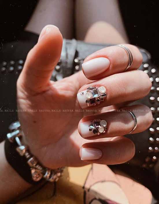 Conception d'ongles avec strass 2021: photos, nouveautés exquises