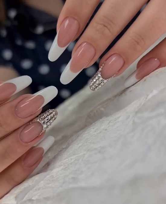 Conception d'ongles avec strass 2021: photos, nouveautés exquises