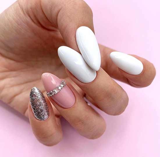 Conception d'ongles à paillettes blanches