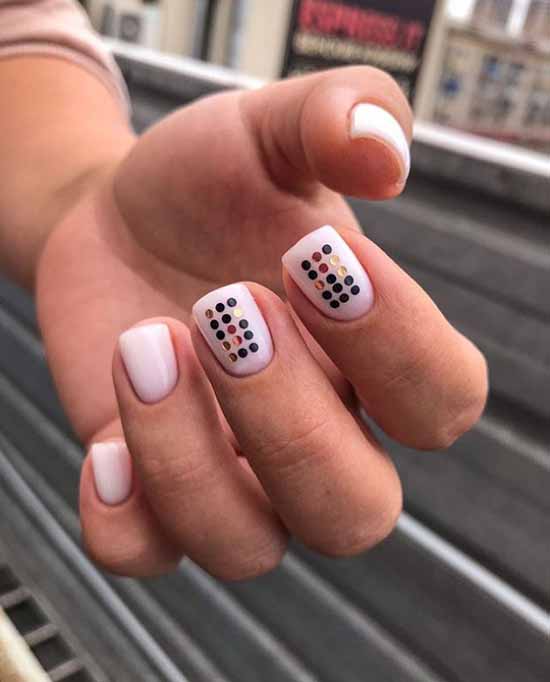 Conception d'ongles scintillants: nouvelle manucure sur la photo