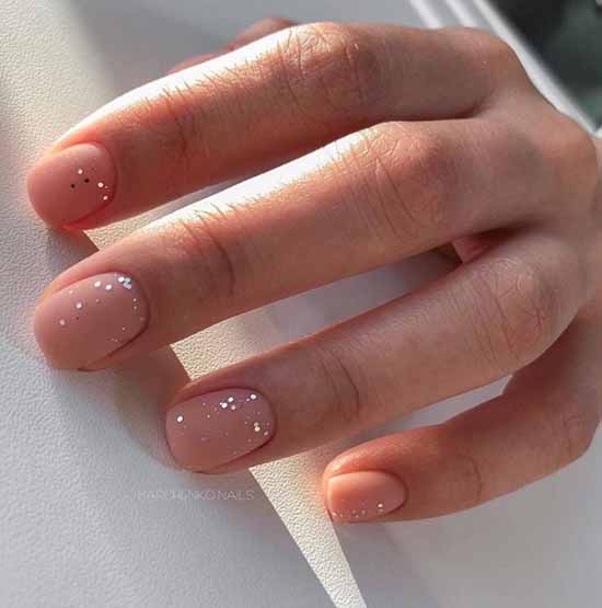 Conception d'ongles scintillants: nouvelle manucure sur la photo