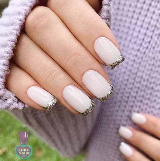 Conception d'ongles scintillants: nouvelle manucure sur la photo