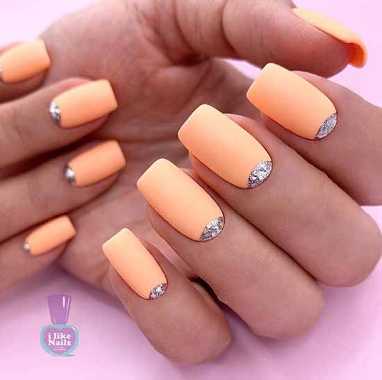 Conception d'ongles scintillants: nouvelle manucure sur la photo