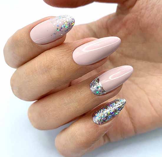 Conception d'ongles scintillants: nouvelle manucure sur la photo